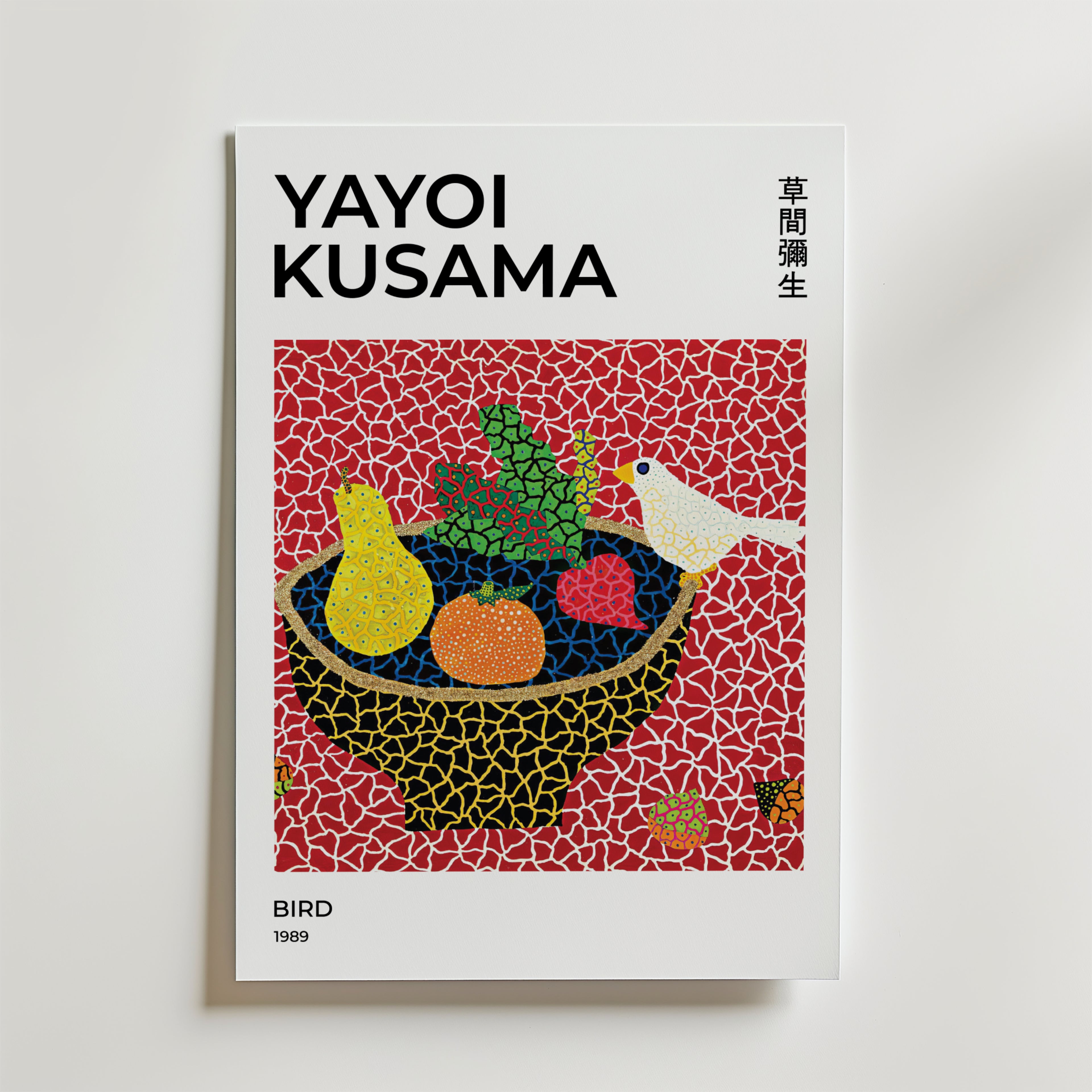 Yayoi Kusama Polka Feast Poster by Bozetto har japanska tecken, Kusamas namn, levande frukter och en fågel samt titeln BIRD (1989), tryckt på FSC-certifierat premiumpapper för en högkvalitativ finish.
