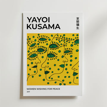 Bozetto Yayoi Kusama Peace Faces Poster föreställer stiliserade gula överlappande ansikten, gröna prickar och blommotiv, med titeln på engelska och japanska och undertiteln 