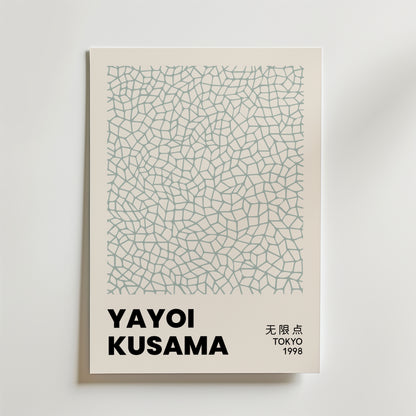 Bozetto Yayoi Kusama Infinity Web Poster visar ett abstrakt sammankopplat geometriskt mönster i ljusgrått, tryckt på FSC-certifierat premiumpapper för en högkvalitativ finish. "Yayoi Kusama" är fetmarkerat, med japanska, Tokyo och 1998 nere till höger.