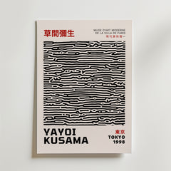 Yayoi Kusama Abstract Poster by Bozetto har svartvita vågiga linjer, hennes namn, japansk och fransk text, information om utställningen i Tokyo 1998 och är tryckt på FSC-certifierat premiumpapper.