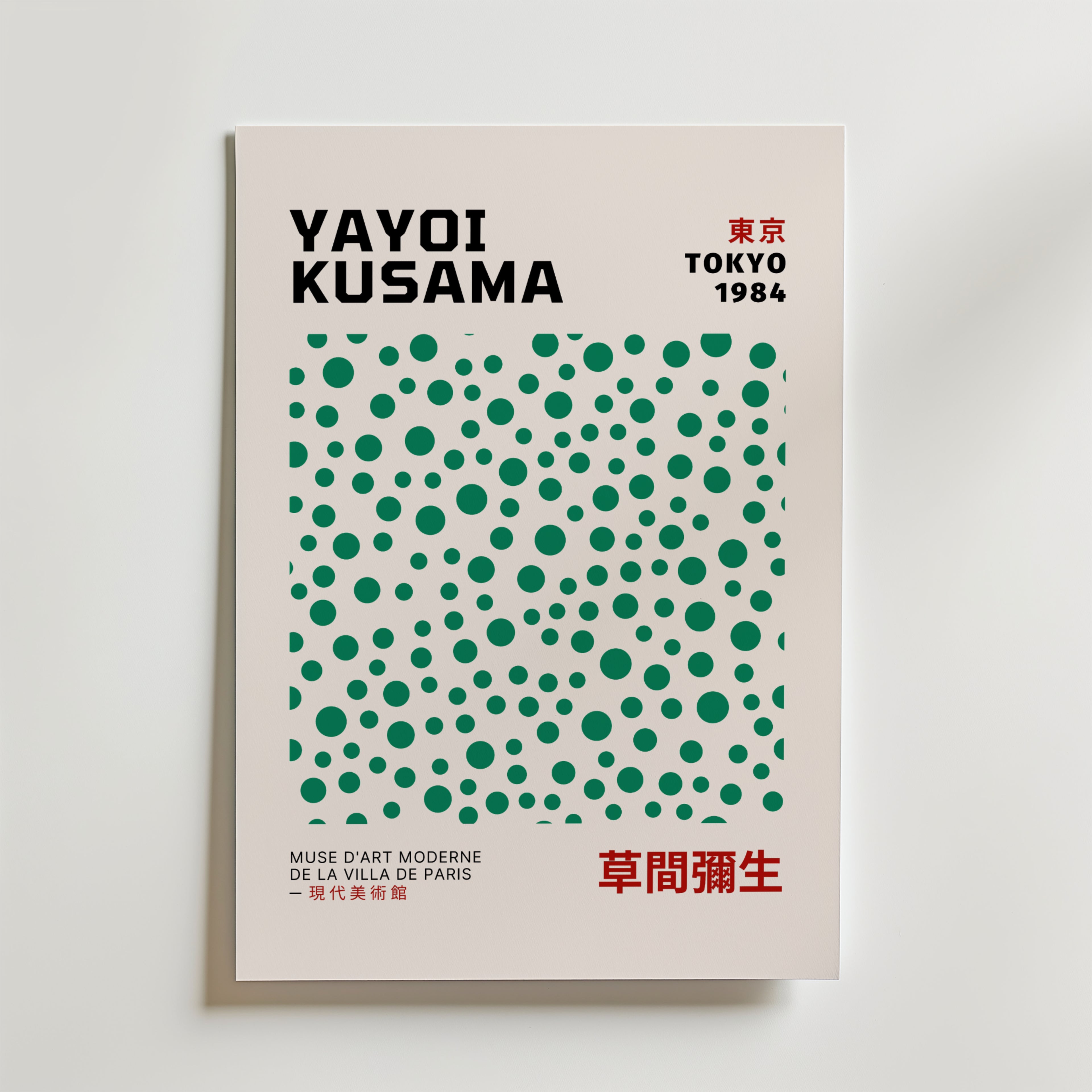 Bozetto Yayoi Kusama Belros Poster har gröna prickar på vit botten, trespråkig text (engelska, japanska, franska) och är tryckt på FSC-certifierat premiumpapper med en lyxigt matt yta för en riktigt högkvalitativ finish.