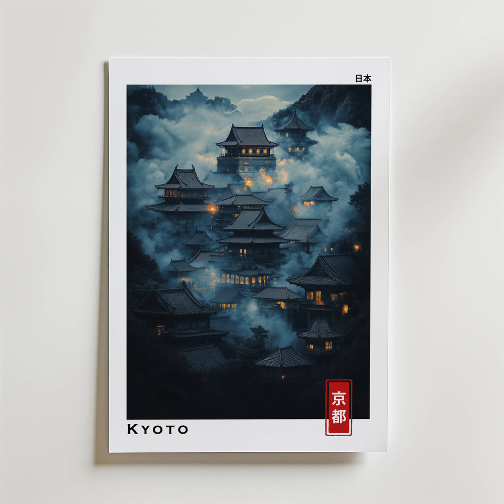 Bozetto Kyoto Mystical Poster föreställer traditionella japanska byggnader med tempeltak i dimma och glödande ljus mot en bergsbakgrund, samt "Kyoto" och japanska tecken tryckta på kanten.