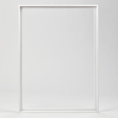 Bozetto Canvas Träram Vit (svävande ram) står upprätt mot en vit bakgrund, redo att visa upp din konst.