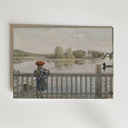 Bozetto Carl Larsson Lisbeth Angling Poster föreställer en ung flicka i blå klänning och röd hatt på en brygga vid en lugn sjö, och fångar vackert den lugna stämningen i Larssons ikoniska scen.
