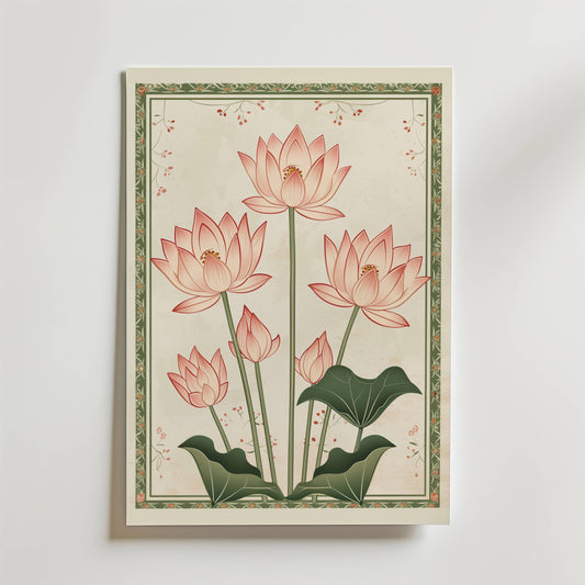 Bozetto Japanese Lotus Poster föreställer blommande rosa lotusblommor med gröna blad på höga stjälkar, mot en krämfärgad bakgrund och inramad av en grön blommig kant för en touch av elegans och tradition.