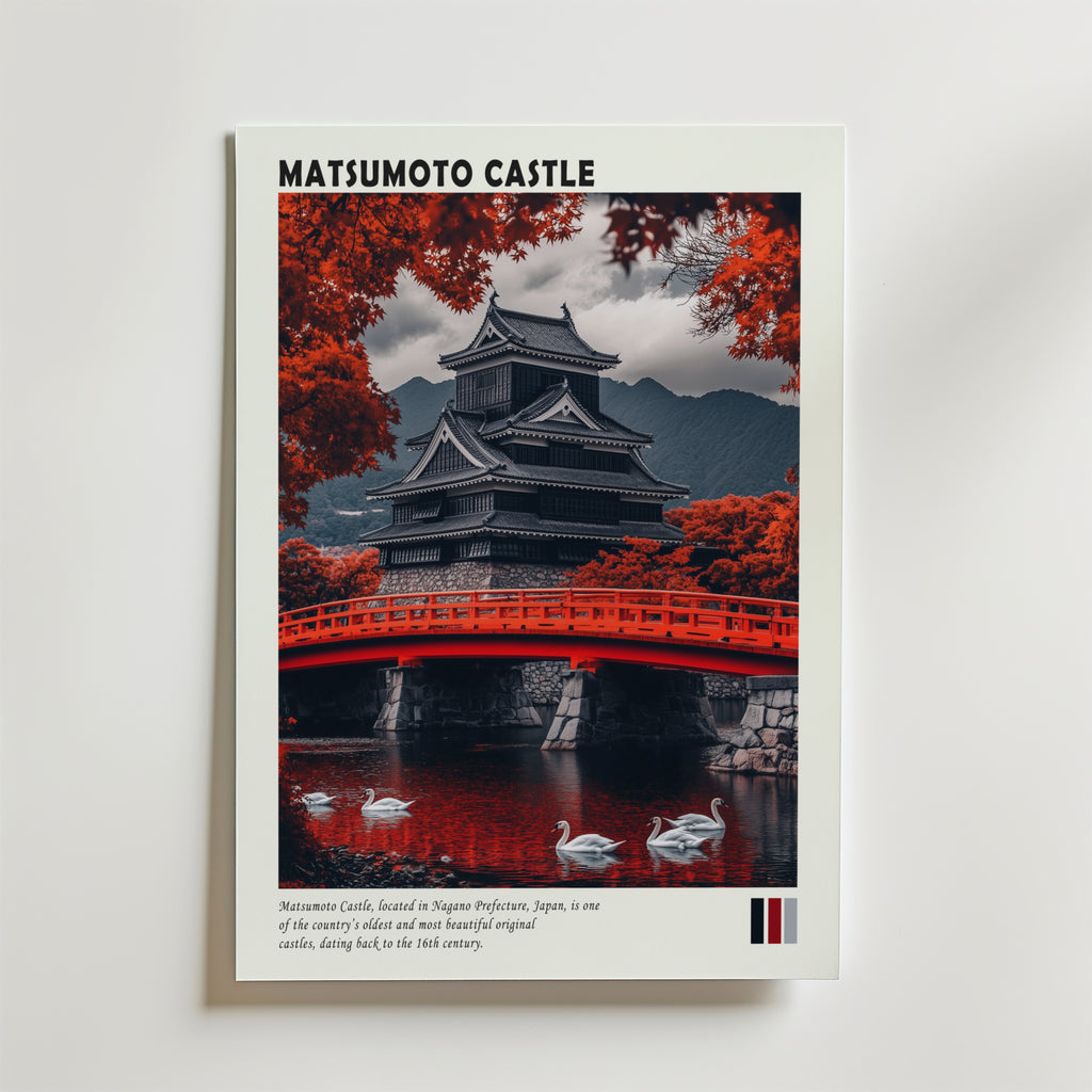 Bozetto Matsumoto Castle Japan Poster föreställer ett japanskt slott med en röd bro över vatten, levande rödbladiga träd, glidande svanar och avlägsna berg för en fantastisk scen.