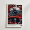 Bozetto Matsumoto Castle Japan Poster föreställer ett japanskt slott med en röd bro över vatten, levande rödbladiga träd, glidande svanar och avlägsna berg för en fantastisk scen.