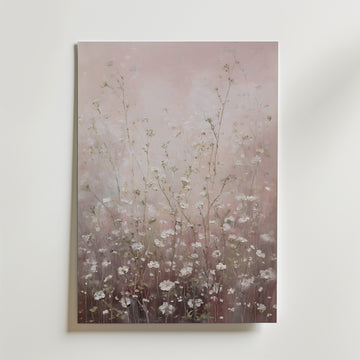 Blush Meadow Poster – Blush Meadow Poster är ett mjukt och drömlikt blomsterlandskap i dimmiga rosa och varma