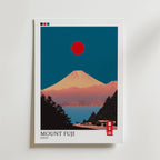 Bozetto Mount Fuji Japan Poster har en minimalistisk design med en röd sol, blå himmel, silhuetter och en lugn sjö. Djärva färger och modern stil gör den perfekt japansk väggkonst. Texten lyder "Mount Fuji, Japan.