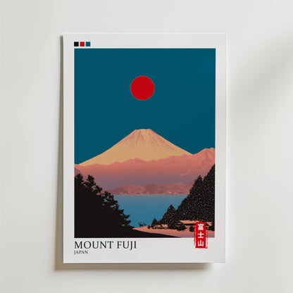 Bozetto Mount Fuji Japan Poster föreställer en soluppgång över berget Fuji med en röd sol, djupblå himmel, träd i förgrunden och japansk text nere till höger. På den nedre etiketten står det "Mount Fuji, Japan". Detta naturmotiv framkallar inre lugn.