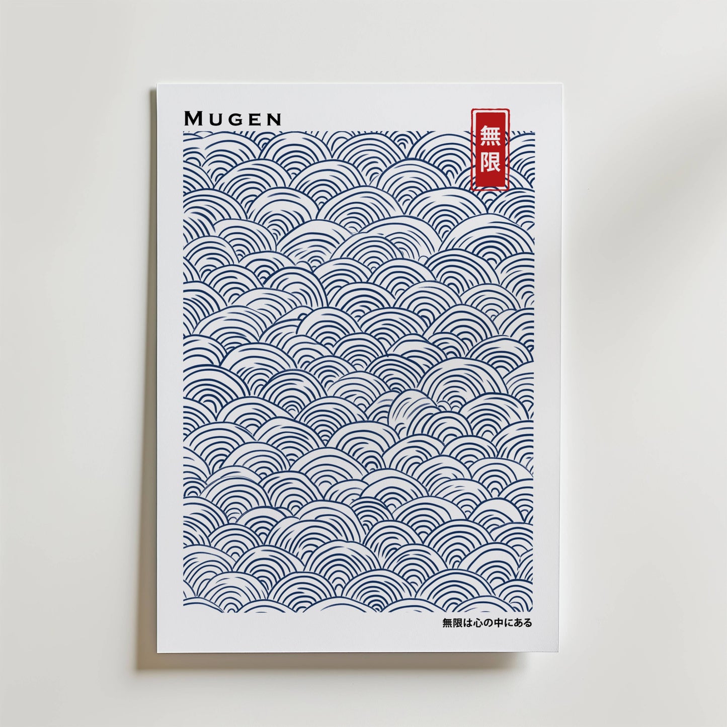 Mugen Poster från Bozetto är ett vitt tryck med ett blått Seigaiha-mönster, "MUGEN" längst upp till vänster, en röd vertikal japansk etikett längst upp till höger och en liten japansk text längst ner till höger - vilket visar på japansk estetik.