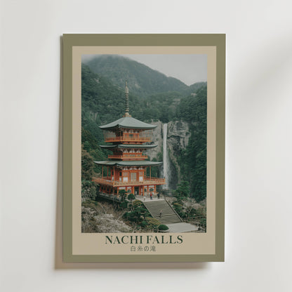 Bozetto Nachi Falls Japanese Waterfall Poster visar ett inramat foto av Seiganto-ji Temple vid Nachi Falls, omgiven av grönska och berg, med texten "Nachi Falls" och japanska tecken som hyllar japansk arkitektur.