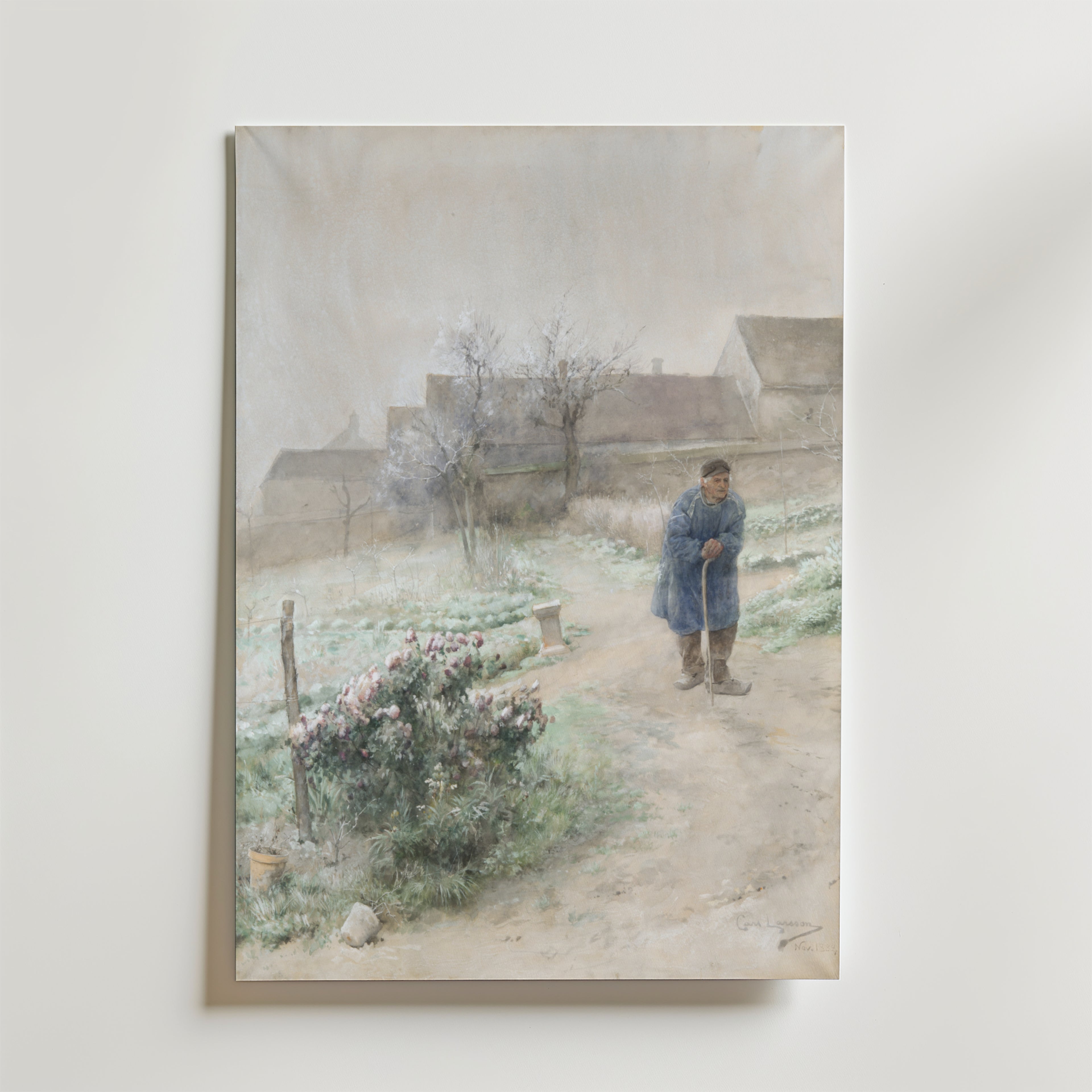 Bozetto Carl Larsson November Poster föreställer en äldre person i blå kappa med käpp som går på en dimmig stig bland hus, kala träd och blommande blommor och fångar årstidernas växlingar.