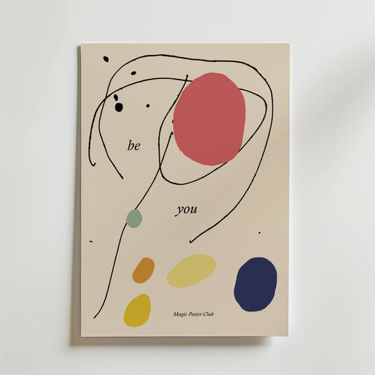 Quiet Confidence Poster by Bozetto har abstrakta röda, gröna, gula, orange och blå former med svarta böjda linjer. "be you" i gemener adderar enkelhet, medan Magic Poster Club syns längst ner på en ljusbeige bakgrund.