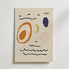 Postern Magic Horizon från Bozetto har abstrakta orange, gula och marinblå former med vågiga svarta linjer, spiraler, flygande fåglar och "magic" i det övre högra hörnet - allt inspirerat av naturens rytm på en ljus bakgrund.