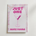 Bozetto Just One More Round Poster föreställer ett rosa martiniglas med fyra oliver, fet rosa text och en pastellfärgad virvlad bakgrund - en perfekt present och inspiration för din barinredning.