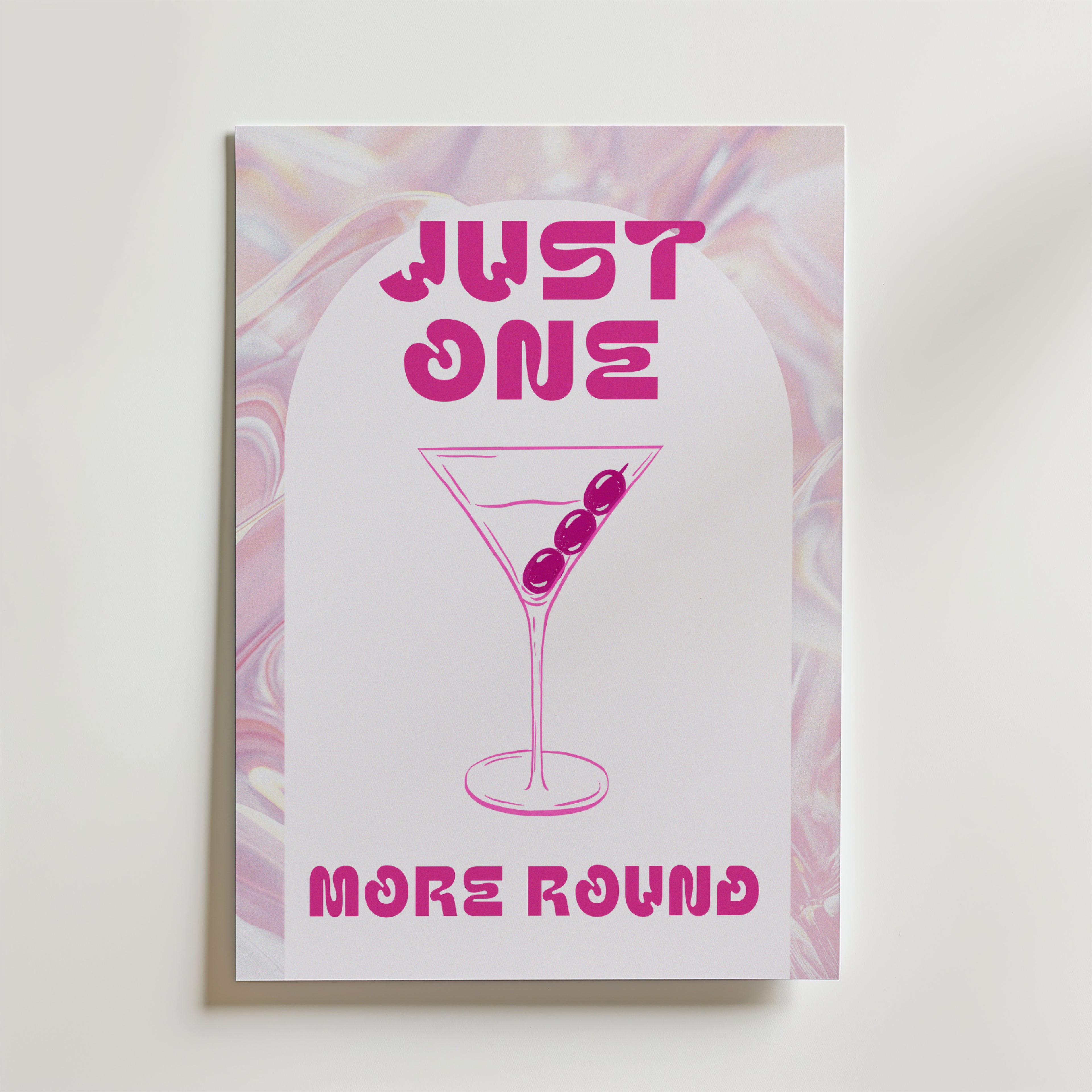 Bozetto Just One More Round Poster föreställer ett rosa martiniglas med fyra oliver, fet rosa text och en pastellfärgad virvlad bakgrund - en perfekt present och inspiration för din barinredning.