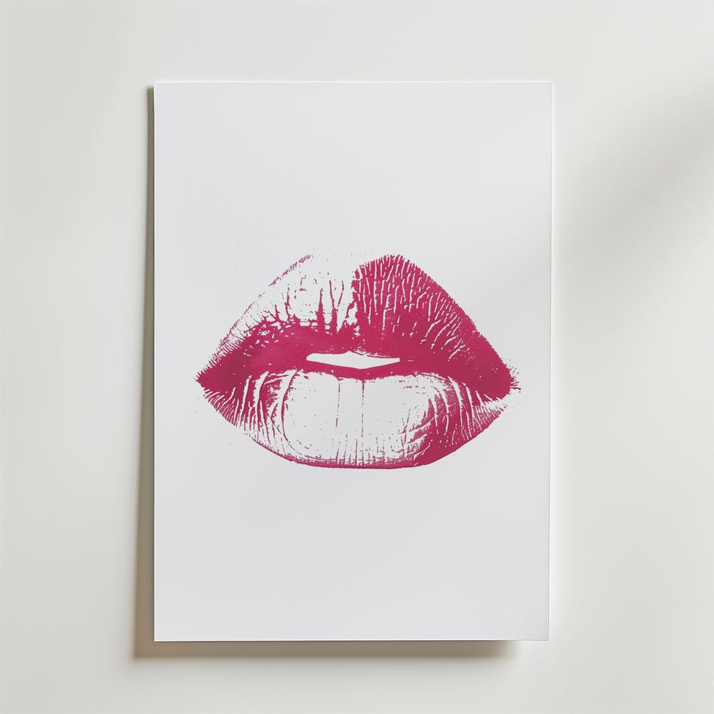 Bozetto Pink Kiss Print Poster har ett tryck av ett rosa läppstift på vit botten, perfekt som popkonst poster eller väggdekor sovrum.