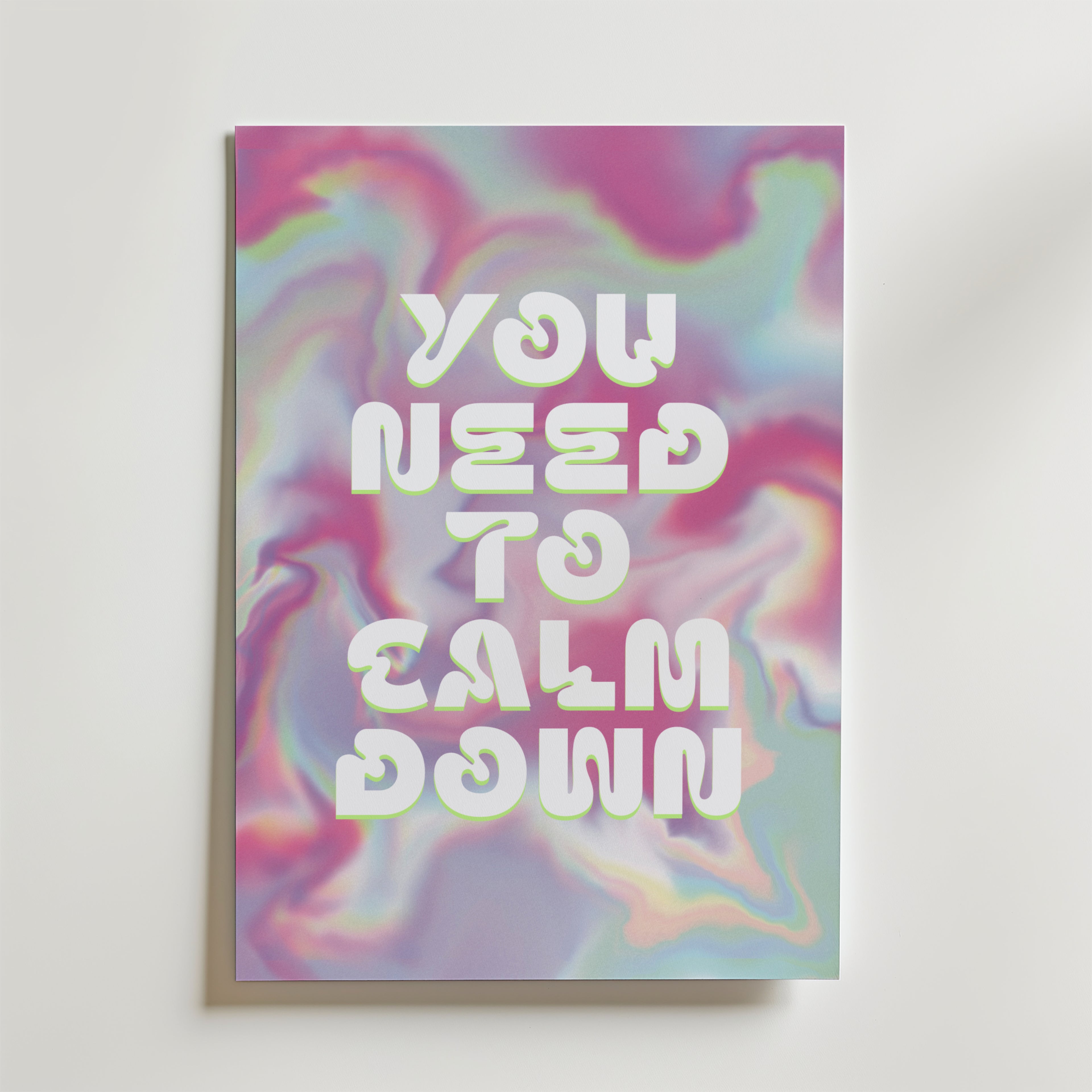 Calm Down Poster från Bozetto har en livfull pastellmarmorerad bakgrund i rosa, lila och blått, med fet vit lekfull text: "YOU NEED TO CALM DOWN" - en snygg och humoristisk accent för alla utrymmen.