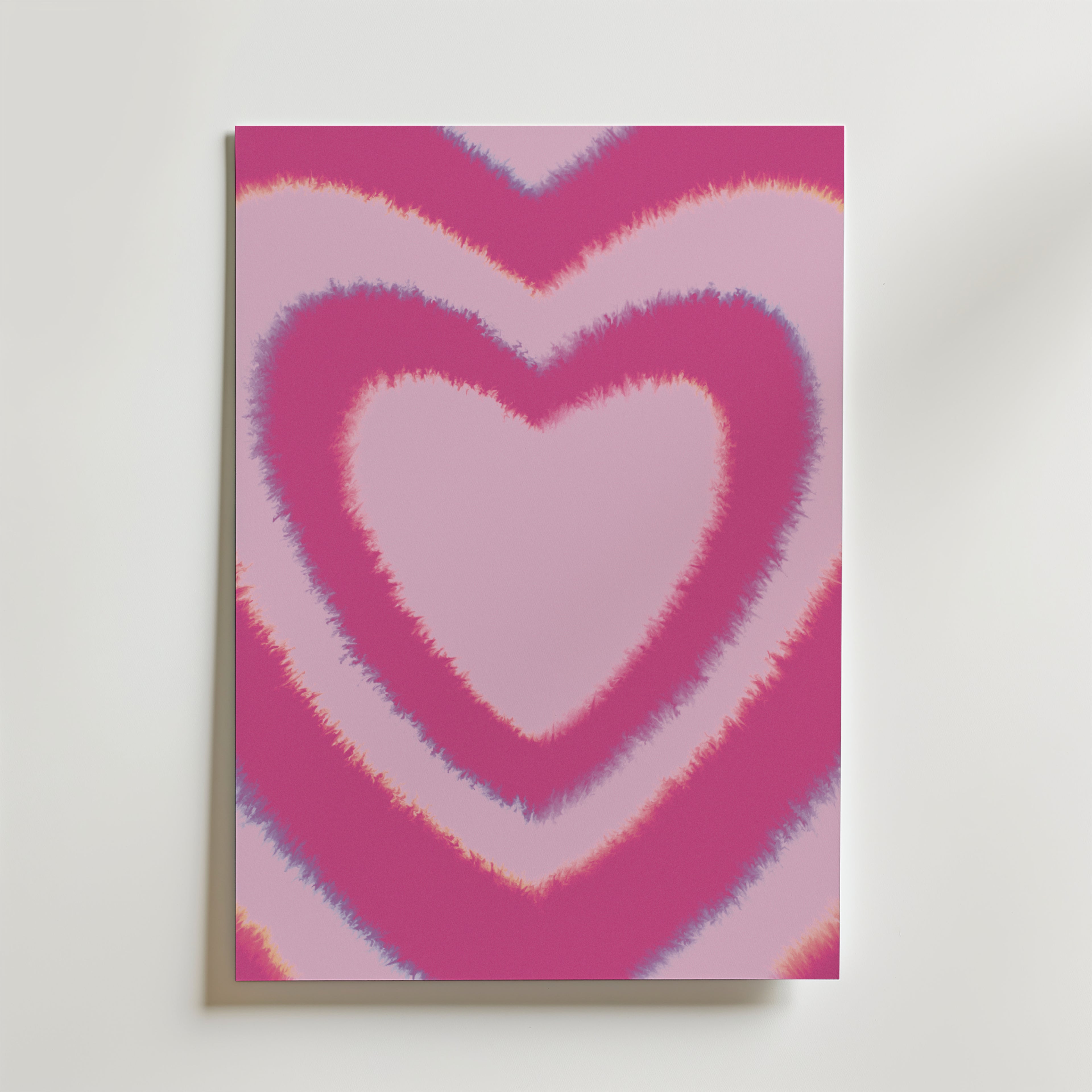 Electric Heart Poster från Bozetto-en färgstark poster i retro popkonst-stil med fuzzy hjärtan i rosa, lila och orange på ljusrosa bakgrund mot vit yta.