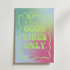 Good Vibes Only Poster från Bozetto har en ljusgrön text på en blå och rosa bakgrund, inramad av en vågig kant med en rosett - perfekt för att ge positiv energi och stil till alla rum.