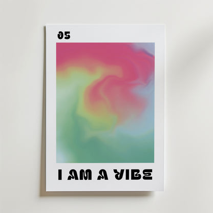 I Am a Vibe Poster från Bozetto har abstrakta regnbågsfärger i rosa, grönt, gult och blått. Upptill står 05 och nedtill syns feta texten "I AM A VIBE". Designen är modern och konstnärlig.