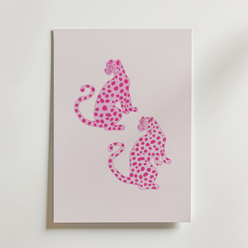 Bozetto Pink Leopard Twins Poster har ett minimalistiskt djurmotiv av två rosa leoparder med mörkare fläckar, som sitter rygg mot rygg på en pastellfärgad bakgrund - perfekt för modern inredning och visas vertikalt på en ljus yta.