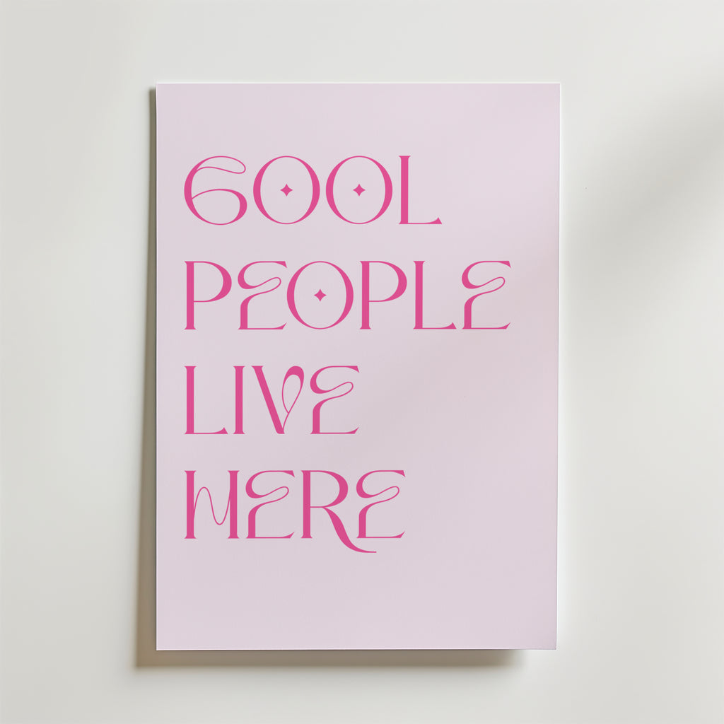 Cool People Live Here Poster från Bozetto har en djärv, stiliserad text på en ljusrosa bakgrund - en perfekt inredningsdetalj för att ge ett lekfullt uttryck till alla rum.