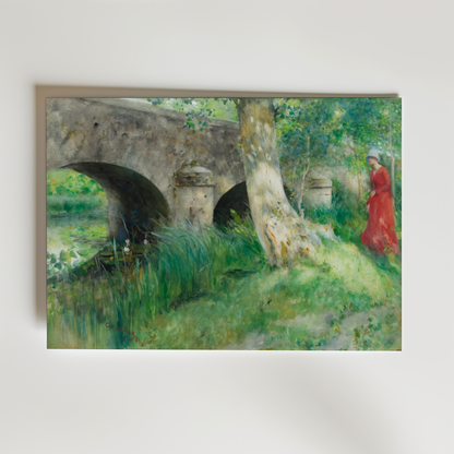 Bozetto "Carl Larsson The Bridge in Grez Poster" har akvarell konststil med en kvinna i röd klänning och vit hatt vid ett träd nära en stenbro över en frodig flod, mitt i grönt gräs och lövverk.