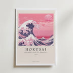 Bozettos The Great Wave Off Kanagawa Poster föreställer Hokusais ikoniska våg, Mount Fuji och sol i rosa vågen nyanser med texten: "Hokusai, The Great Wave off Kanagawa, 1831, Tokyo Japan" - en hyllning till japansk konst.