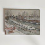 Bozettos affisch "Carl Larsson The Timber Chute" föreställer en lugn och snöig flodlandskap med kala träd och hus som för tankarna till lugna svenska vinterdagar med snötäckta tak under en blek himmel - ett klassiskt vintermotiv.