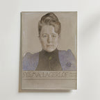 Bozetto Carl Larsson "The Author Selma Lagerlöf" Poster föreställer ett målat porträtt av Selma Lagerlöf med texten "Selma Lagerlöf Falun 1902" under - en stilfull hyllning till skandinavisk kultur för alla väggar.