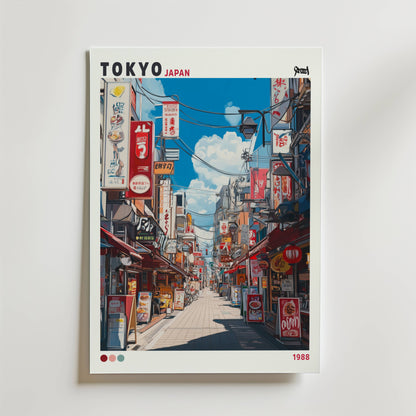 Bozetto Tokyo Bazaar 1988 Poster föreställer en livlig gata i Tokyo med neonljus, färgglada butiksskyltar, lyktor, luftledningar och en blå himmel, plus "TOKYO JAPAN" och "1988" högt och lågt.