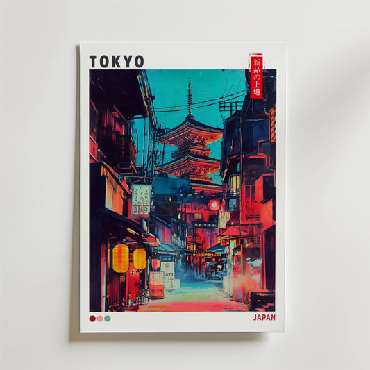 Tokyo Red Street Poster från Bozetto har en livlig nattlig stadsscen med glödande neonlyktor, färgglada byggnader och en traditionell pagod. "TOKYO" visas högst upp och "JAPAN" längst ner till höger.