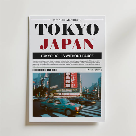 Bozetto Tokyo Rolls Without Pause Poster visar en suddig Tokyogata på natten, med bilar, neonskyltar och människor, som fångar det energiska stadslivet och den livliga urbana atmosfären.