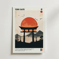 Minimalistisk inredning: Bozetto Japanese Torii Silhouette Poster med torii-port framför stor röd sol, berg och fåglar. Texten "TORII GATE" upptill och en kort beskrivning nederst.