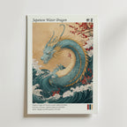 Bozetto Dragon Of Prosperity Waves Poster föreställer en japansk vattendrake i blått och guld som stiger upp ur havsvågor, röda blommor och dekorativ text om drakens symbolik och österländsk harmoni längst ner.
