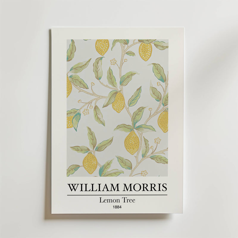 William Morris Lemon Tree Poster by Bozetto föreställer mogna citroner och gröna blad på bleka grenar med små blommor, inramad av vit passepartout och märkt med konstnärens namn och titel.