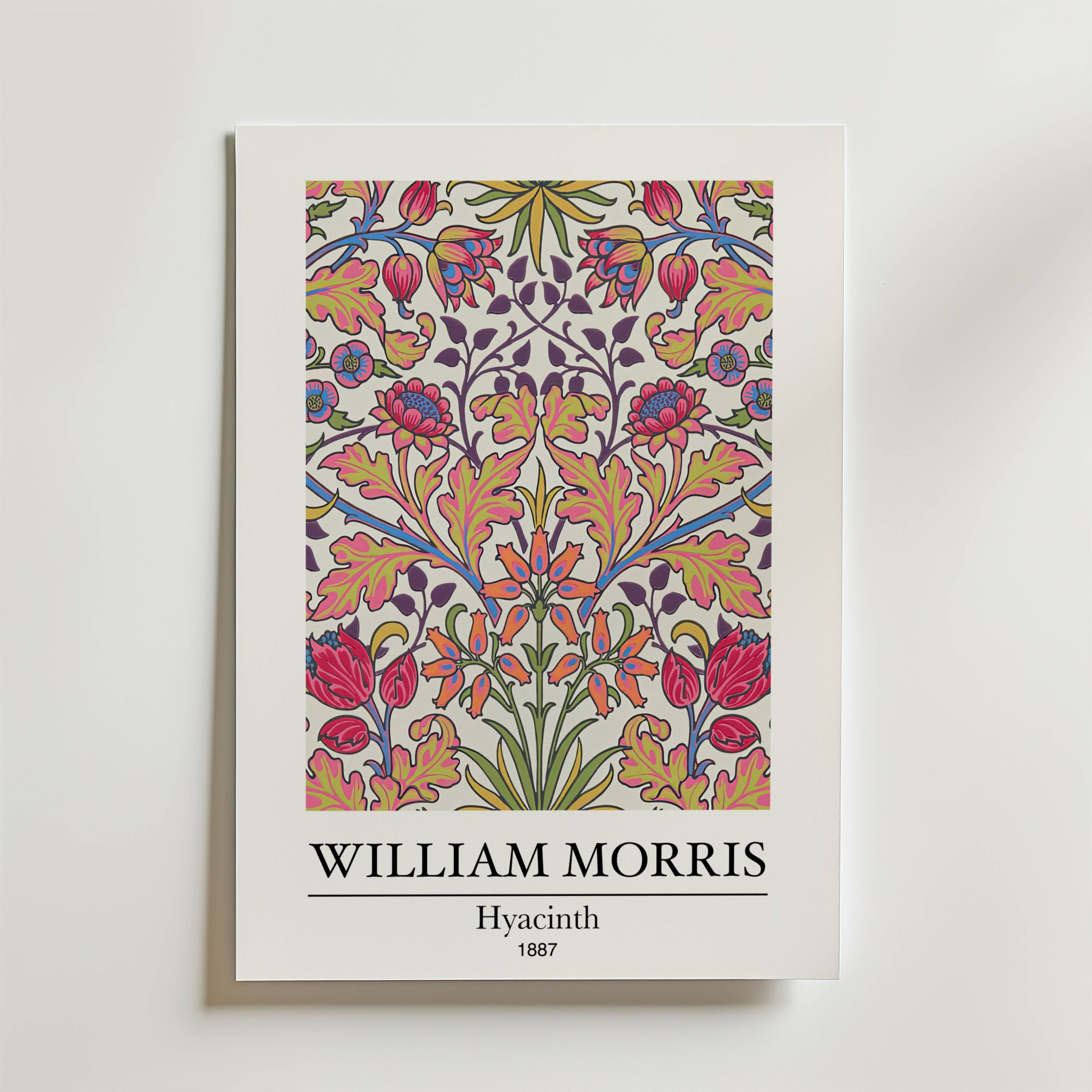 Bozetto William Morris Hyacinth Poster har en livfull blommig design med detaljerade blad och hyacintblommor i rött, rosa, orange och grönt. Under konstverket finns orden: William Morris, Hyacinth, 1887.