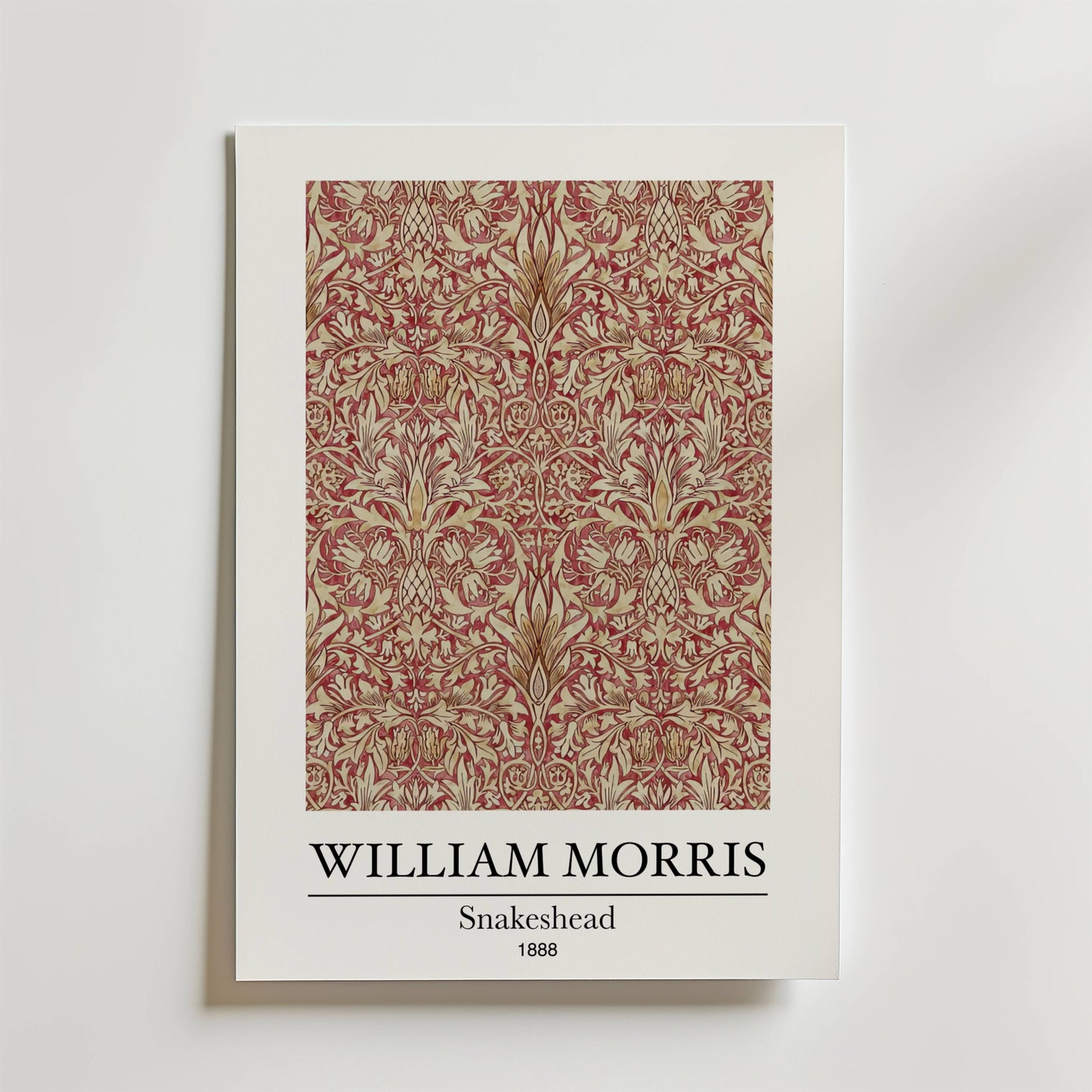 Bozetto William Morris Snakeshead Poster har ett intrikat blommönster i rött och guld med "WILLIAM MORRIS" längst ner, följt av "Snakeshead" och årtalet 1888 i mindre text.