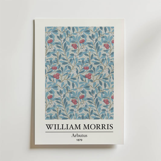 Bozetto William Morris Arbutus Poster visar ett blåblommigt mönster med gröna blad och röda bär på en blå bakgrund och har texten WILLIAM MORRIS, Arbutus och 1879 i svart under motivet.