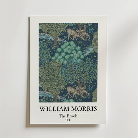 William Morris The Brook Poster by Bozetto visar 1880 års konstverks intrikata naturmotiv med hjortar bland träd och lövverk, som ett eko av klassiska skogstapet, och är kantad med titel och konstnärens namn.