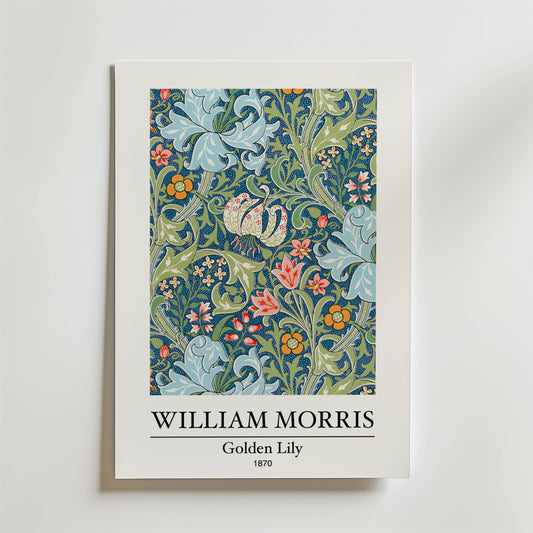 Bozetto William Morris Golden Lily Poster visar de frodiga, virvlande blommönstren i Morris design "Golden Lily" från 1870 i blått, grönt, orange och grädde. Konstnärens namn och konstverkets titel visas under bilden.