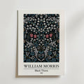 Bozetto William Morris Black Thorn Poster föreställer den ikoniska blomsterdesignen från 1892 med rosor, vita blommor, gröna blad och röda blommor på en mörk bakgrund. Titeln och konstnärens namn visas under konstverket.
