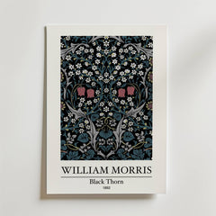 Bozetto William Morris Black Thorn Poster föreställer den ikoniska blomsterdesignen från 1892 med rosor, vita blommor, gröna blad och röda blommor på en mörk bakgrund. Titeln och konstnärens namn visas under konstverket.