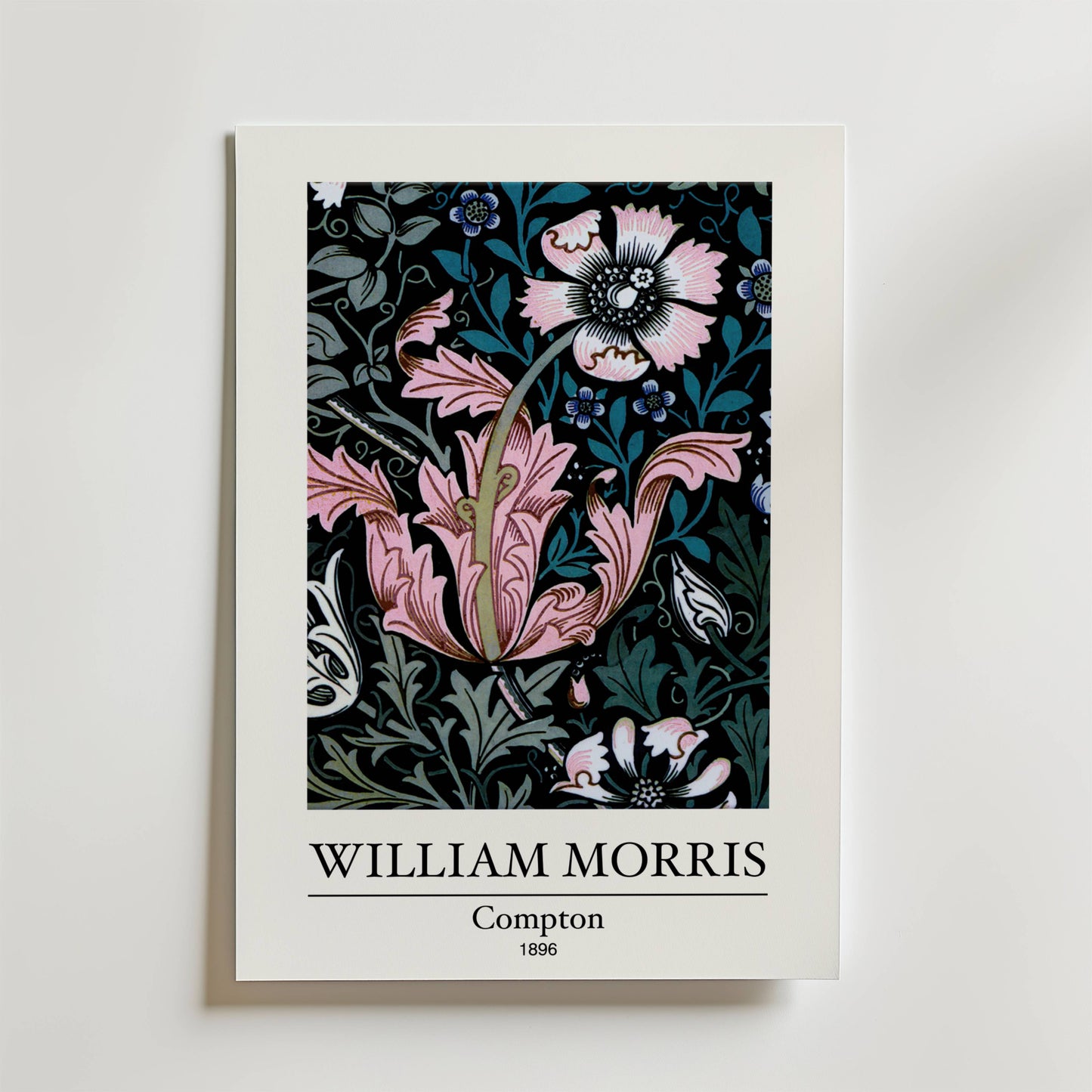William Morris Compton Poster från Bozetto föreställer ett blommigt konstverk i rosa, grönt, svart och vitt med texten "WILLIAM MORRIS, Compton, 1896" under bilden, som fångar naturens skönhet.