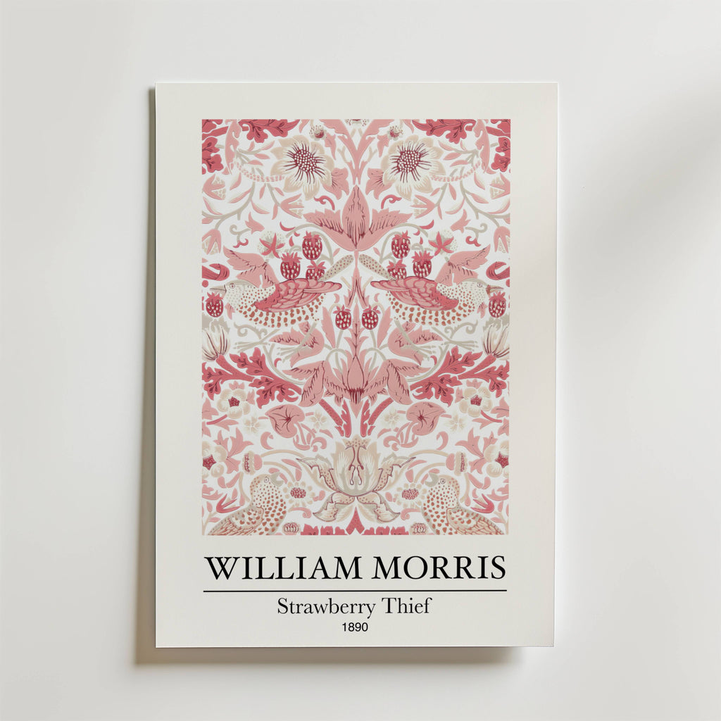 William Morris Strawberry Thief Poster by Bozetto visar ett detaljerat rosa och grädde fåglar och blommor mönster, med konstnärens namn och titel nedanför på en vit bakgrund för en touch av tidlös harmoni.