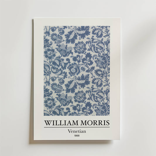 Bozetto William Morris Venetian Poster visar ett blått och vitt blommönster inspirerat av blommor och blad, med "WILLIAM MORRIS", "Venetian" och "1868" elegant tryckt nedanför på en ren vit bakgrund.