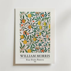 William Morris Four Fruits Pattern Poster by Bozetto visar designen från 1862 med levande grenar, frukter och blad på en vit bakgrund och inkluderar konstnärens namn och detaljer om konstverket nedan.