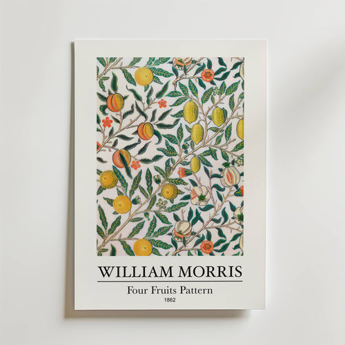 William Morris Four Fruits Pattern Poster by Bozetto visar designen från 1862 med levande grenar, frukter och blad på en vit bakgrund och inkluderar konstnärens namn och detaljer om konstverket nedan.